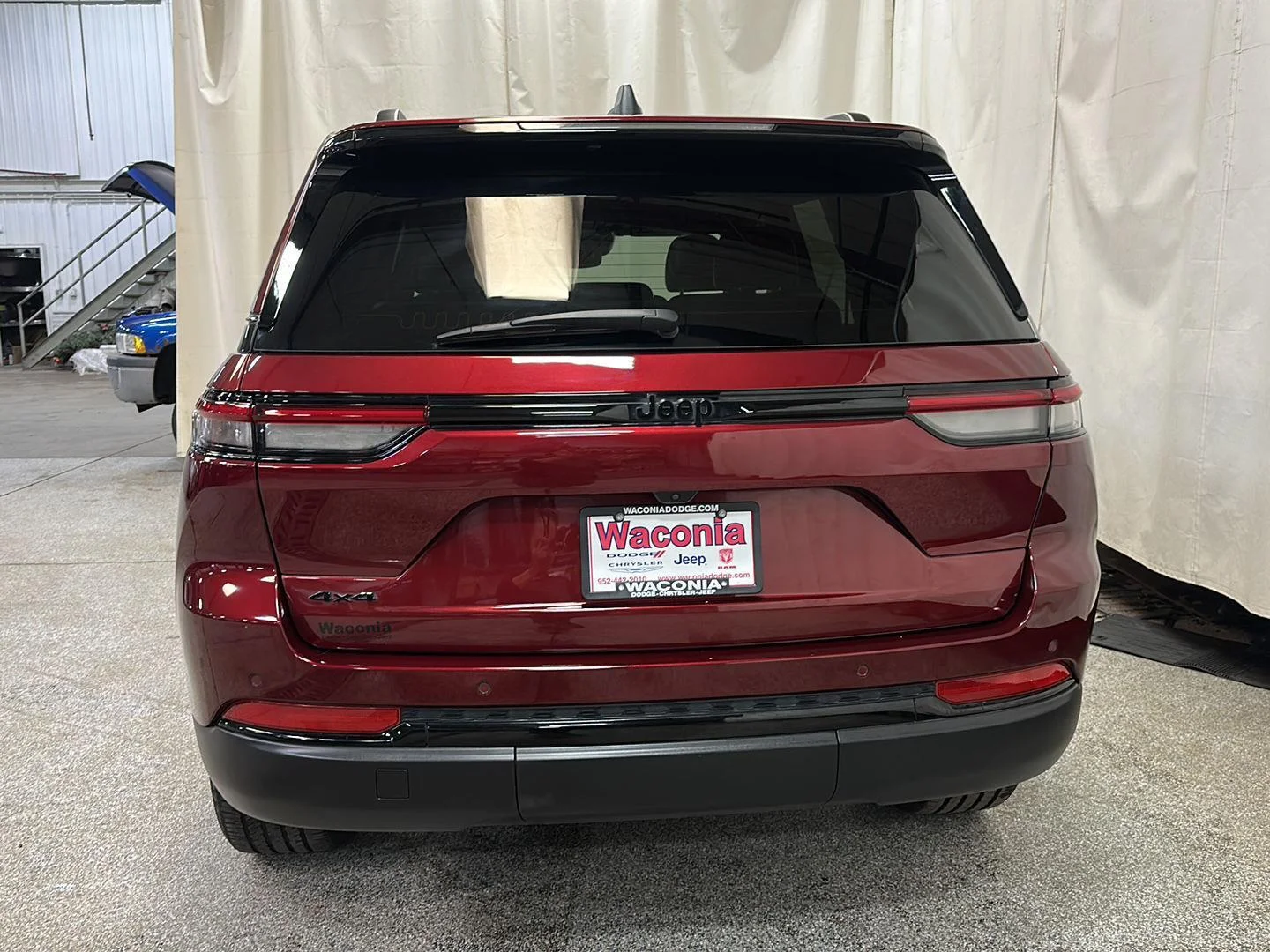 Used 2023 Velvet Red Pearlcoat Jeep Altitude X image 4