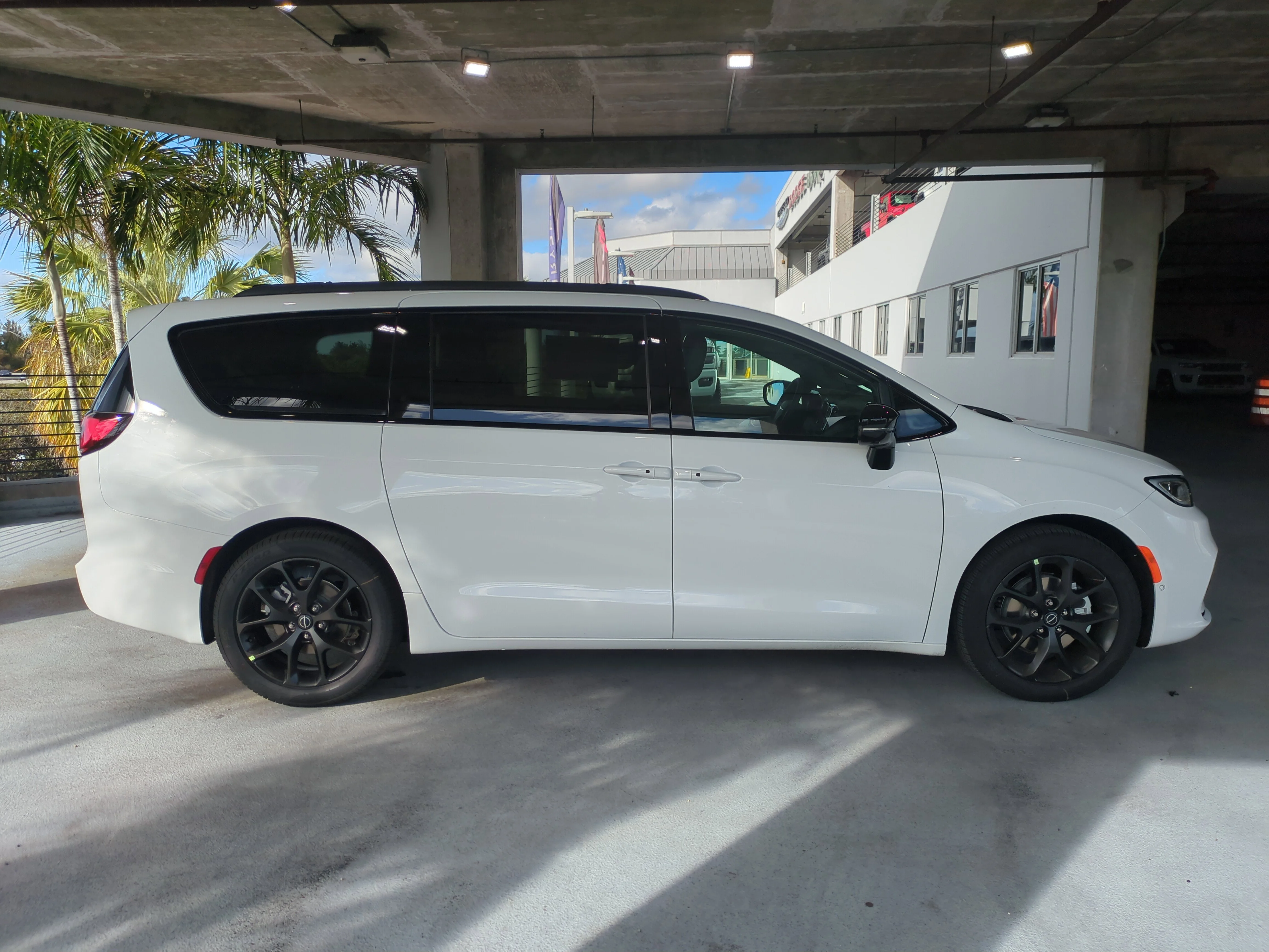 New 2026 Bright White Clear-Coat Exterior Paint Chrysler Limited image 3