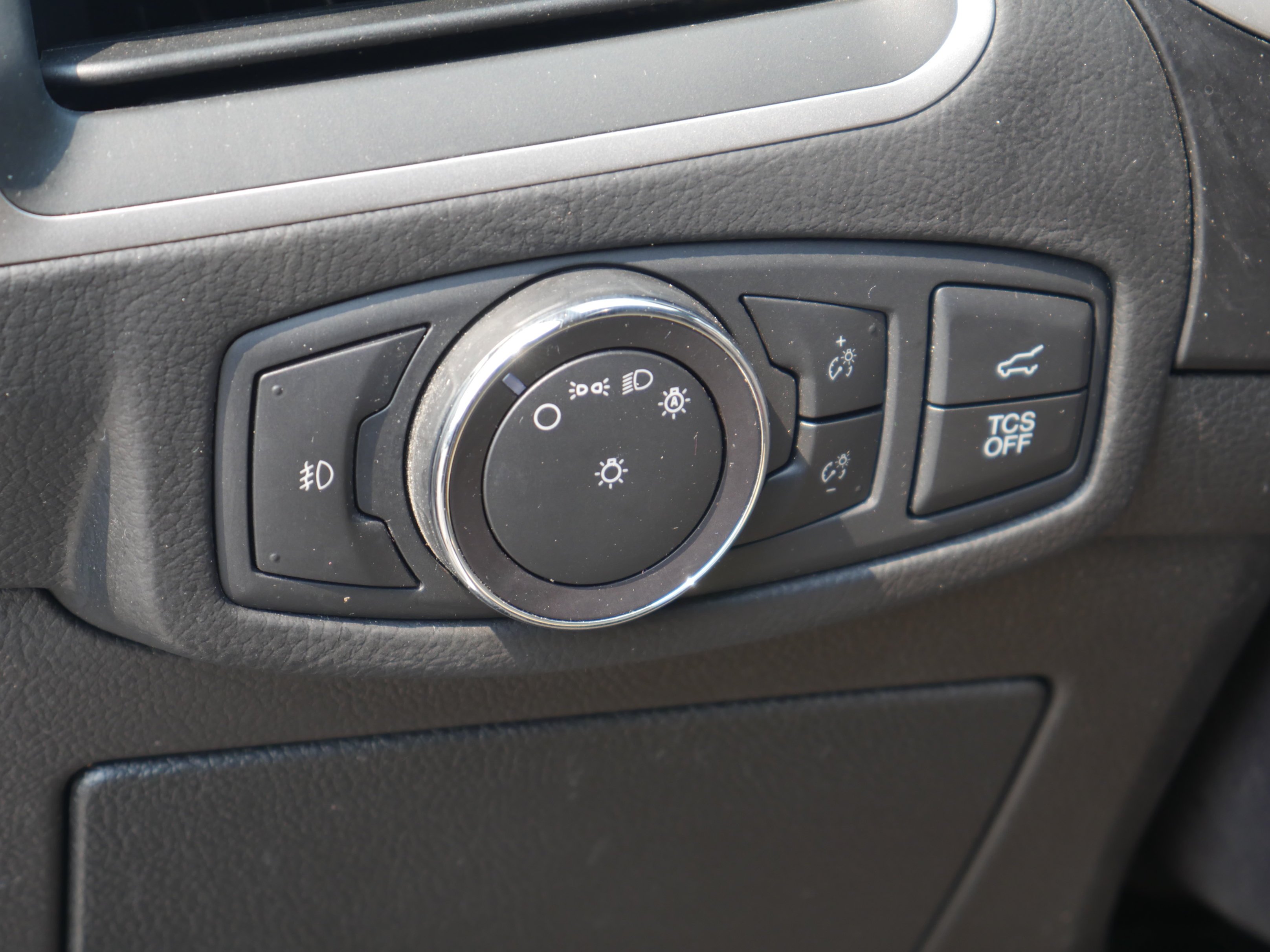 Used 2019 White Platinum Clearcoat Metallic Ford SEL image 5