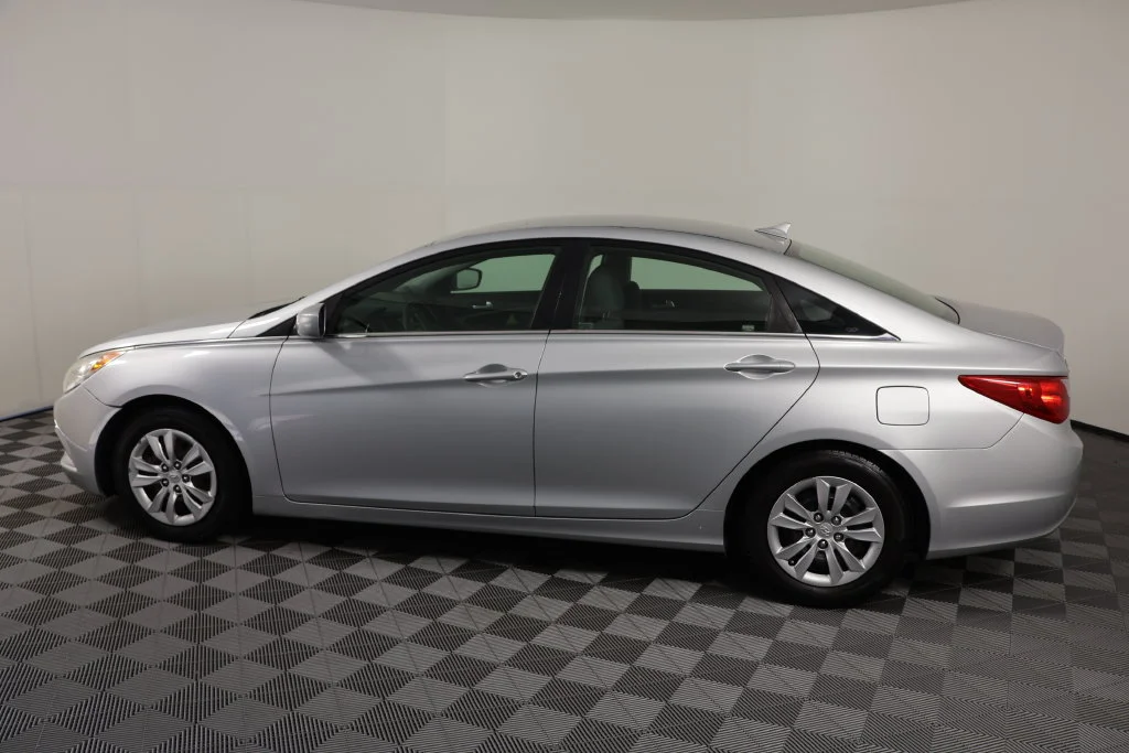 Used 2011 Radiant Silver Metallic Hyundai GLS image 5