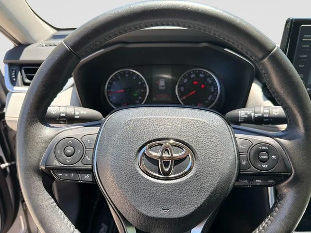 Used 2020 Silver Toyota XLE image 26