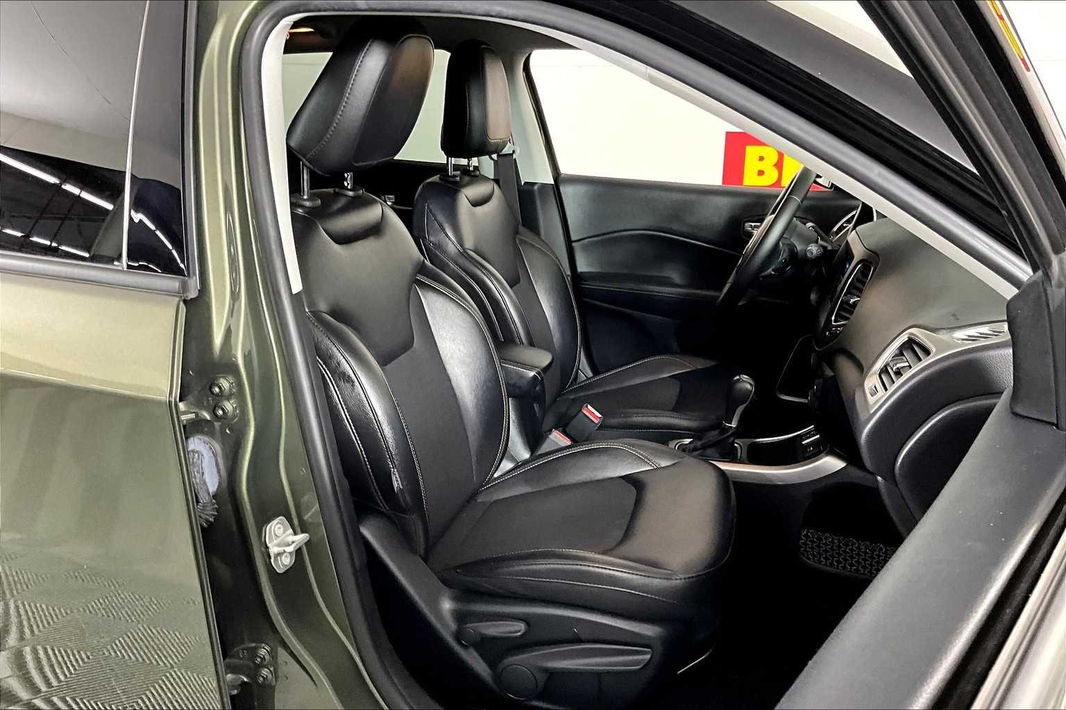 Used 2018 Olive Green Pearlcoat Jeep Latitude image 9