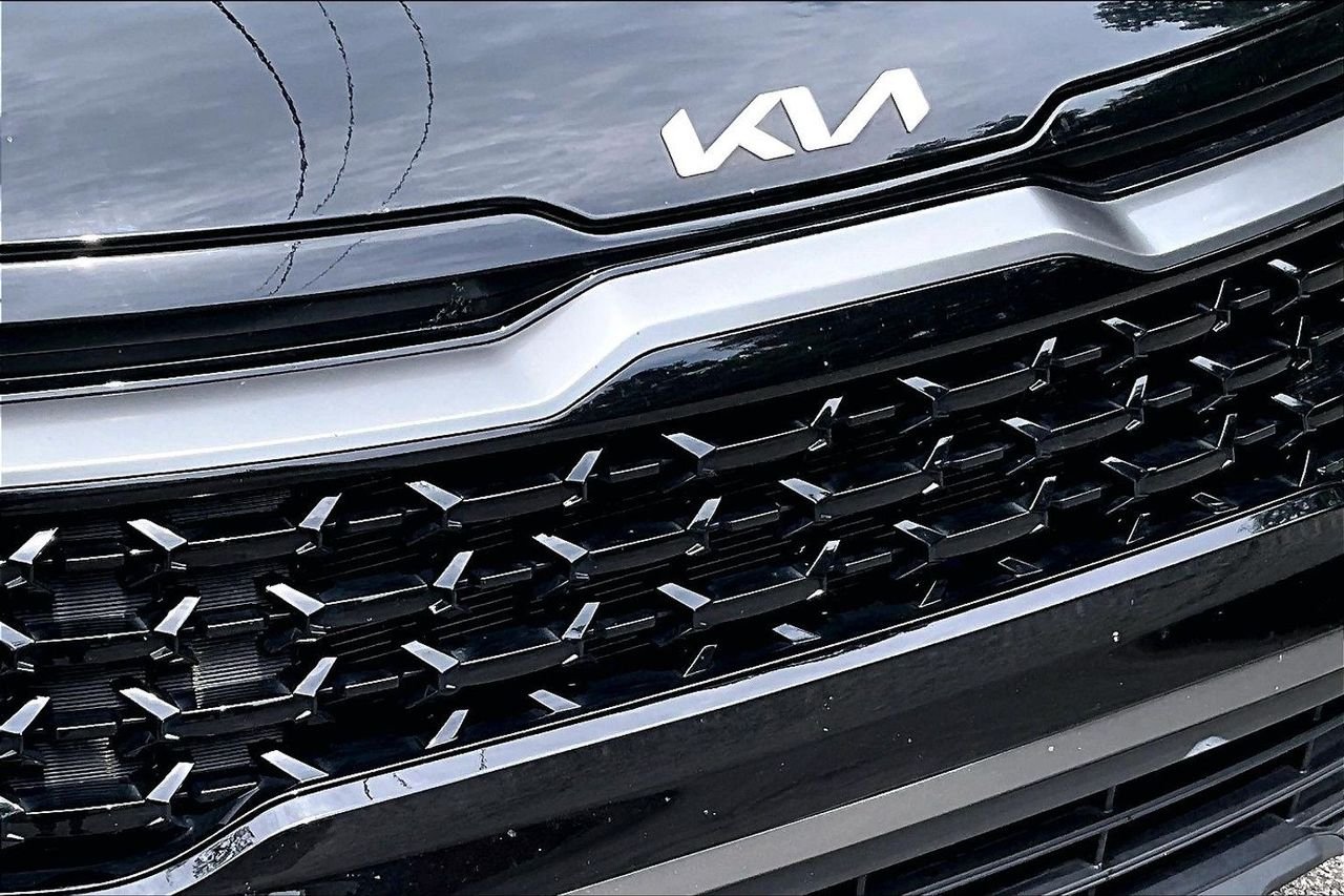 Used 2023 Black Kia X-Line image 32