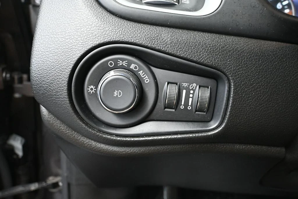 Used 2021 Gray Jeep Latitude image 31