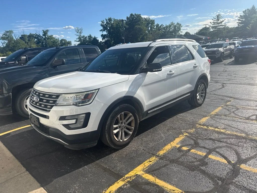 Used 2016 White Ford XLT image 1