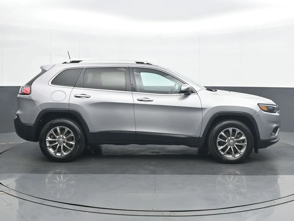 Used 2019 Silver Jeep Latitude Plus image 7