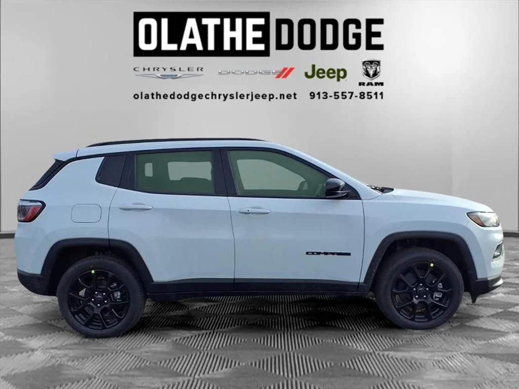 New 2026 Bright White Clear-Coat Exterior Paint Jeep Latitude image 25