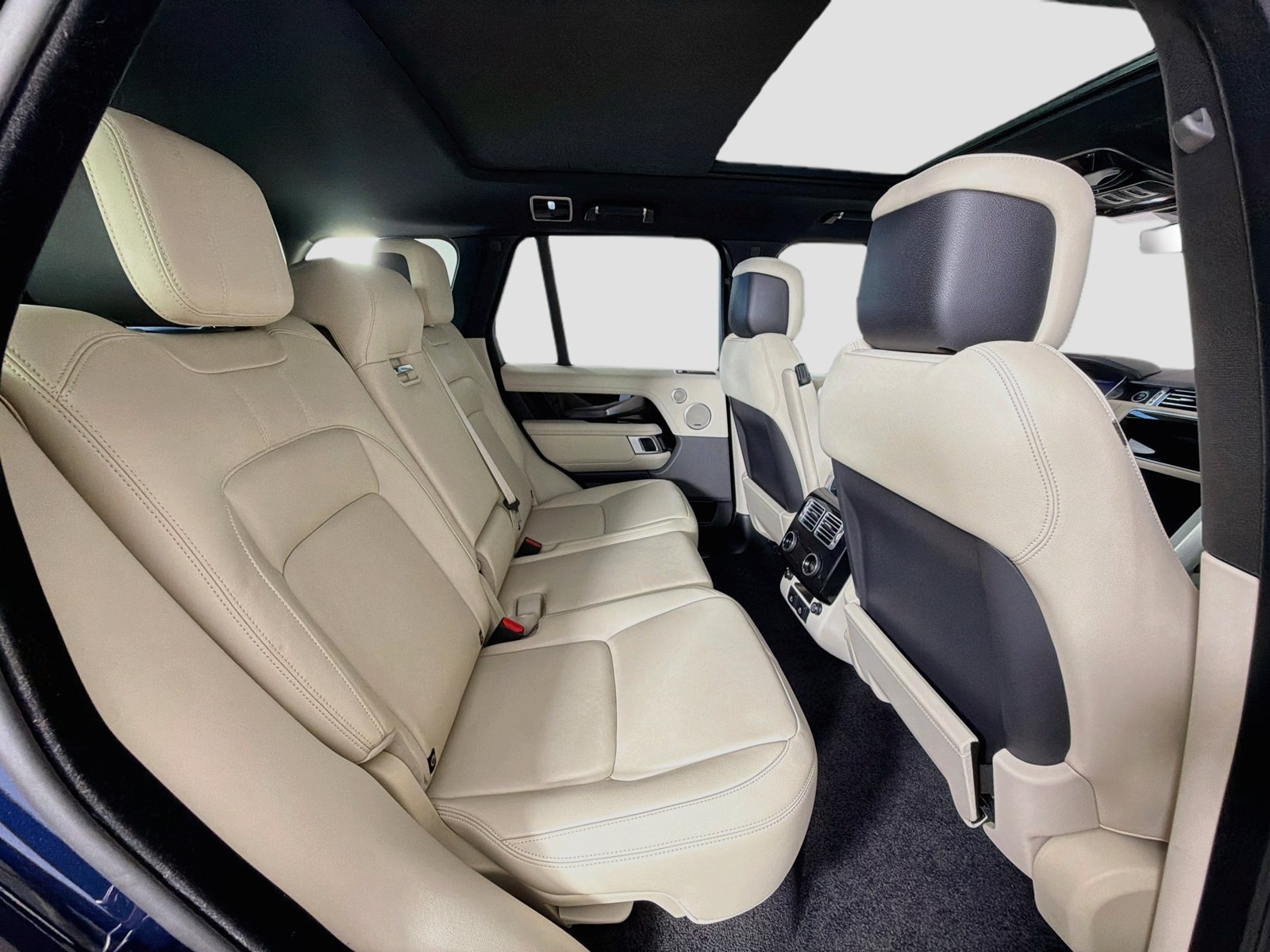 Used 2022 Portofino Blue Metallic Land Rover  image 30