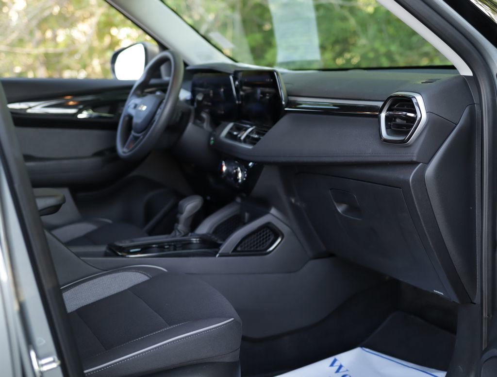 Used 2025 Sterling Gray Metallic Chevrolet LT image 27