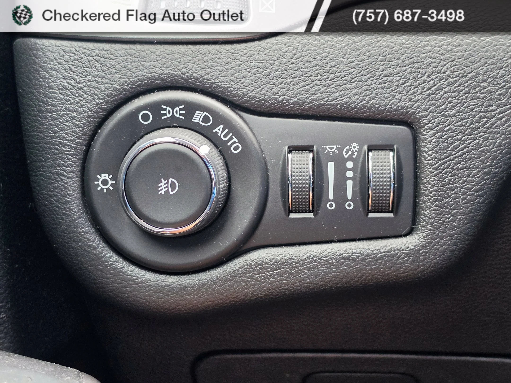 Used 2019 Diamond Black Jeep Latitude Plus image 9