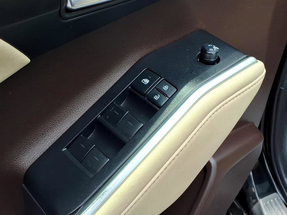 Used 2020 Midnight Black Metallic Toyota Hybrid XLE image 19