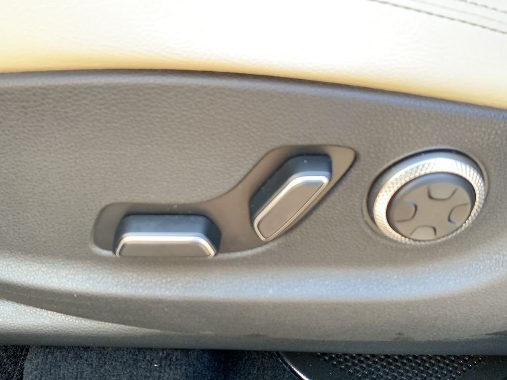 2026 GENESIS GV70 Standard - Photo 15