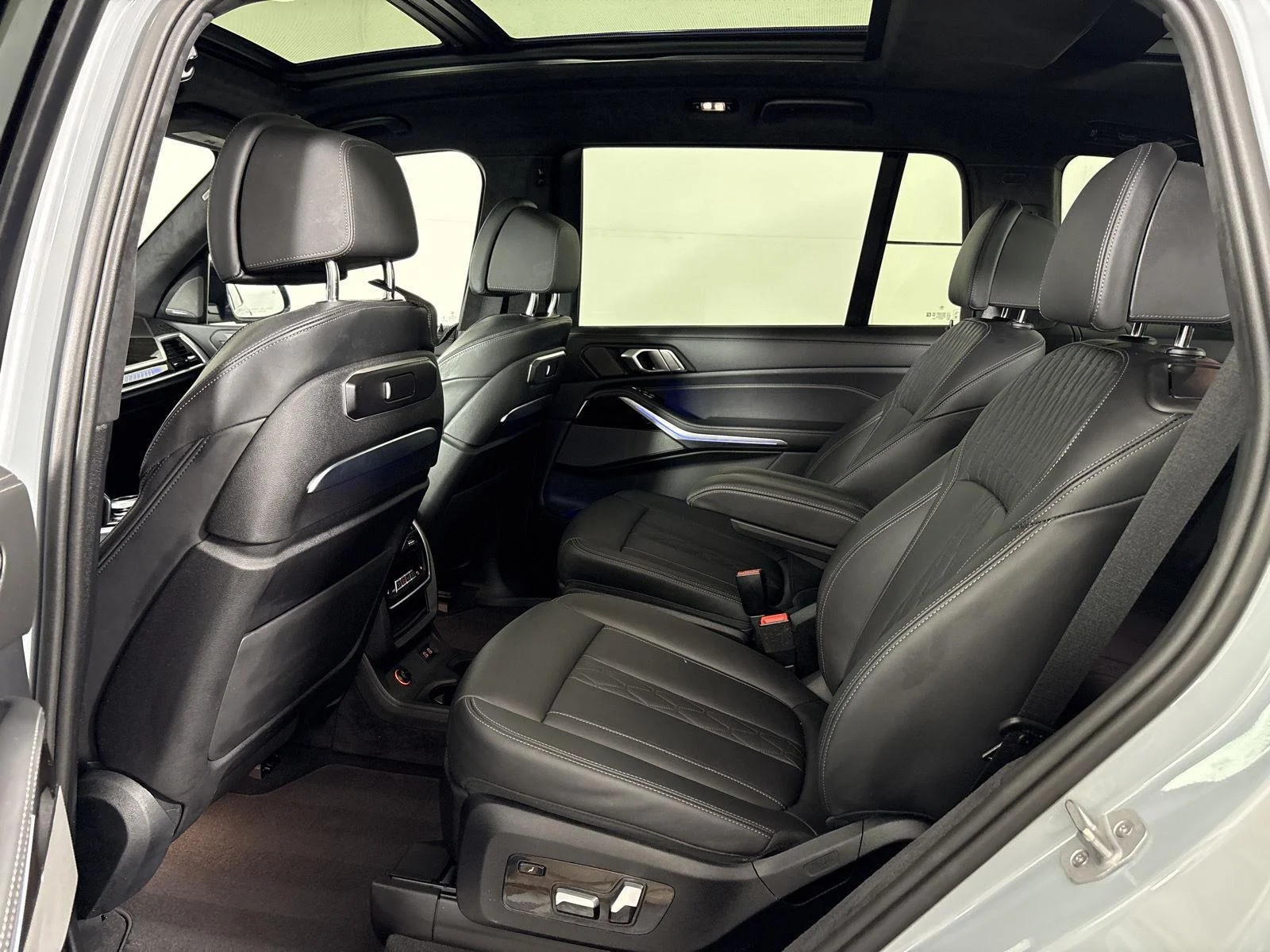 Used 2024 Brooklyn Grey Metallic BMW M60i image 15
