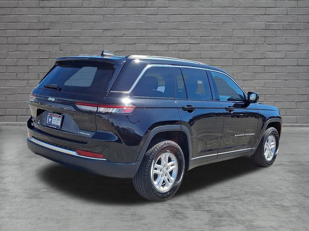 Used 2023 Diamond Black Crystal Pearlcoat Jeep Laredo image 12