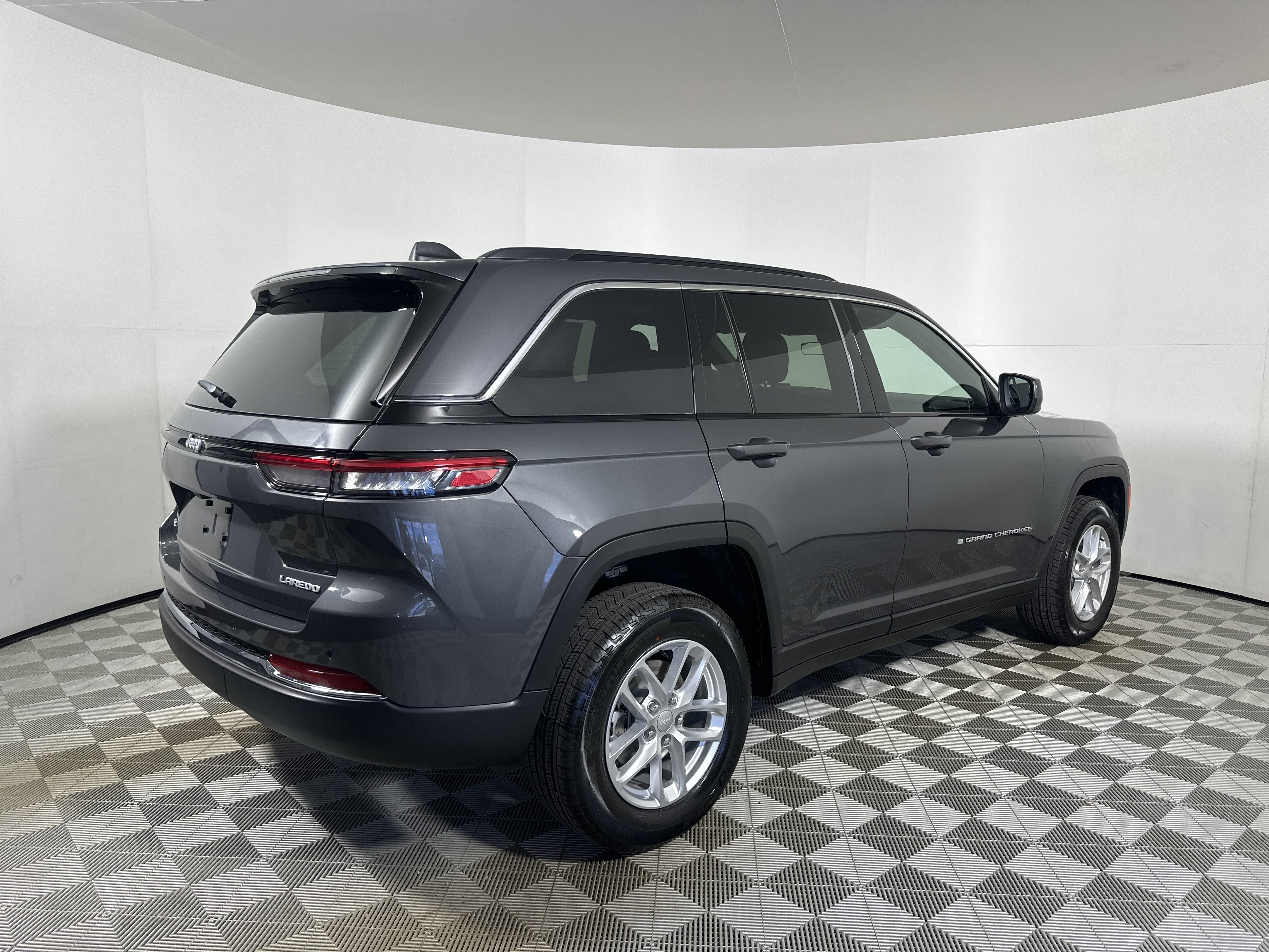 New 2026 Baltic Gray Metallic Clear-Coat Exterior Paint Jeep Laredo X image 7