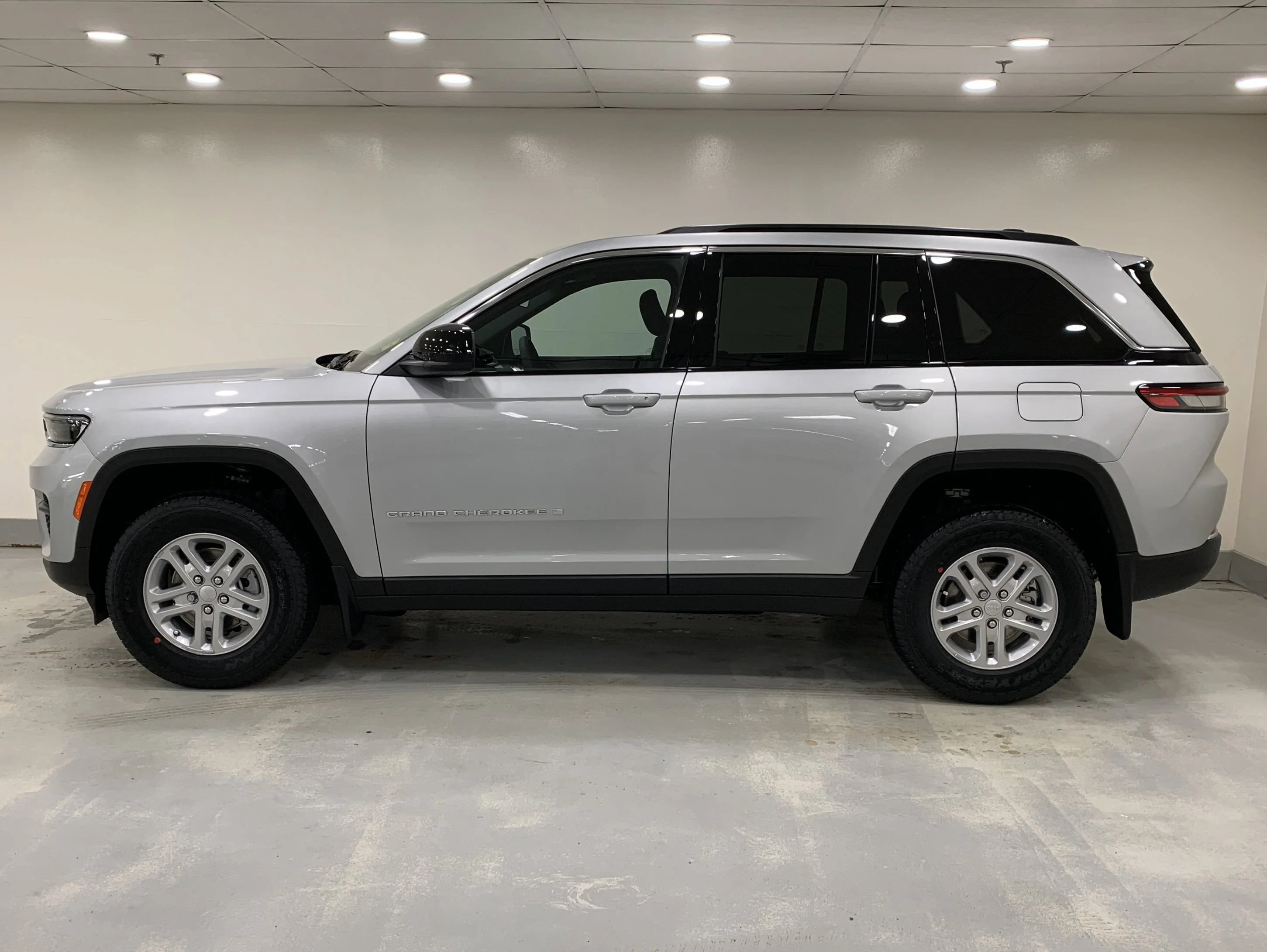 New 2025 Silver Zynith Jeep Laredo image 2