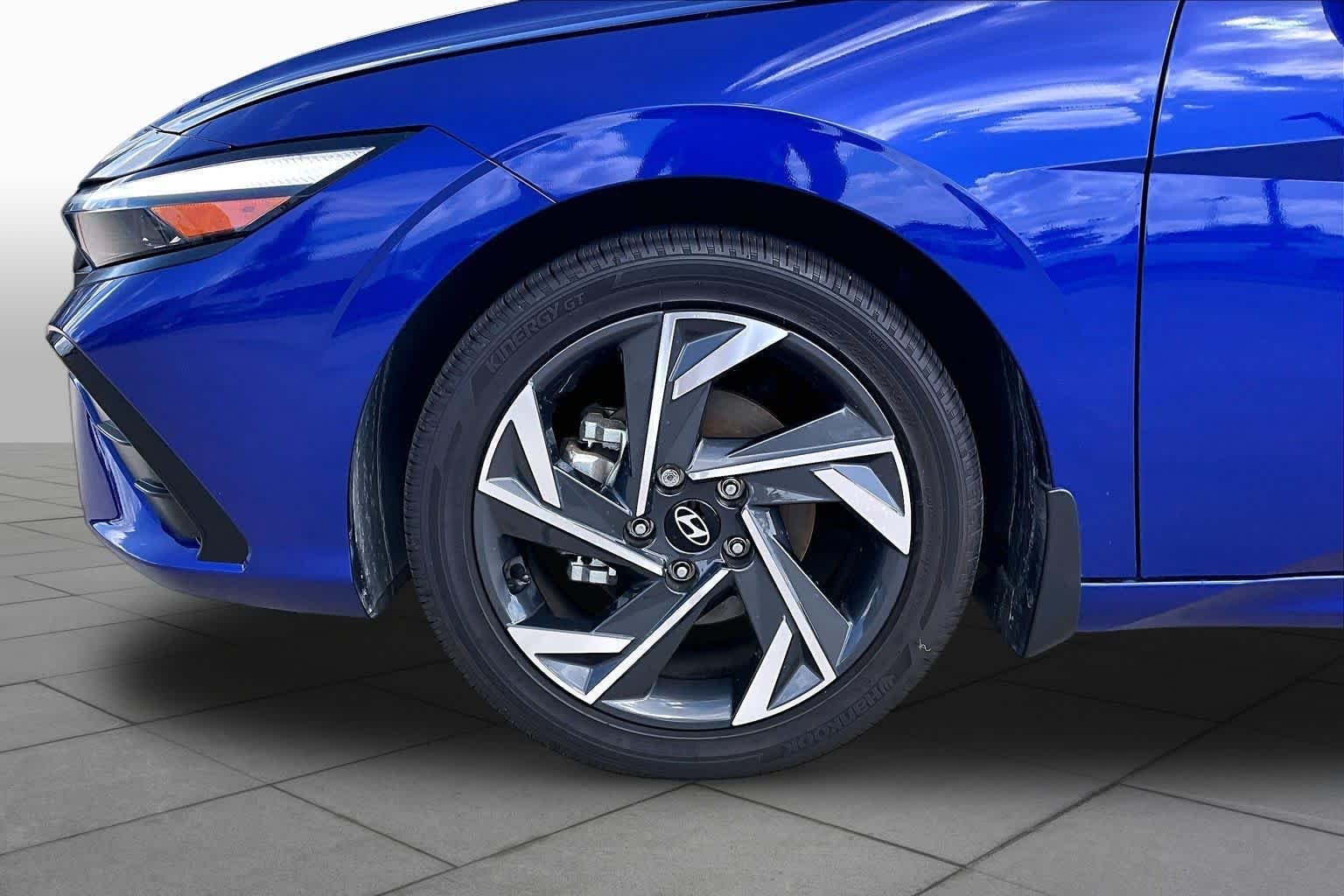 2025 Hyundai Elantra Limited - Photo 10