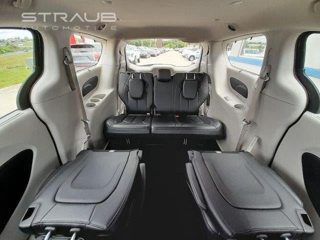 Used 2022 Brilliant Black Crystal Pearlcoat Chrysler Touring L image 42