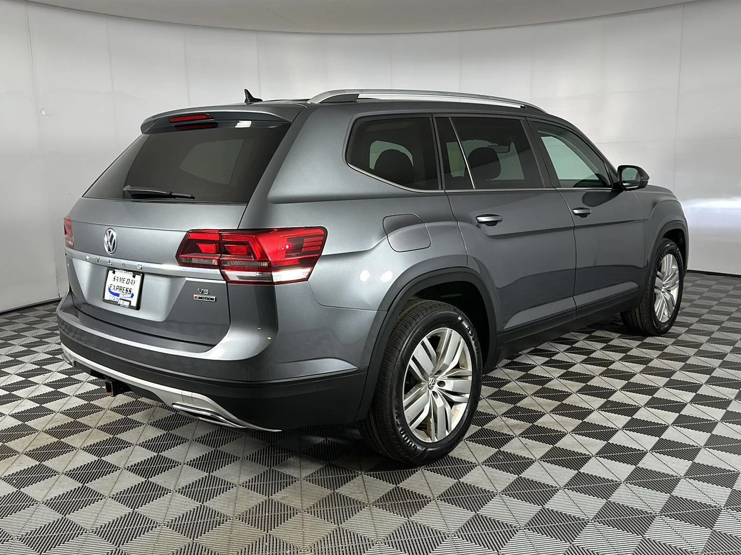 Used 2019 Platinum Gray Metallic Volkswagen 3.6L V6 SE image 7