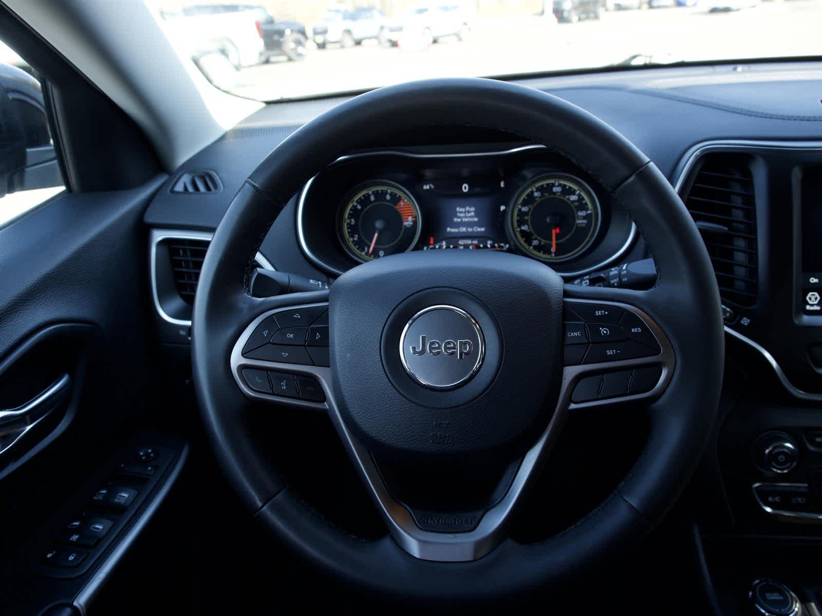 Used 2022 White Jeep Latitude Lux 4x4 image 22