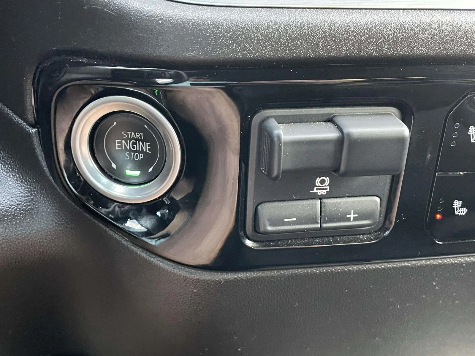 Used 2024 Summit White GMC Elevation image 23