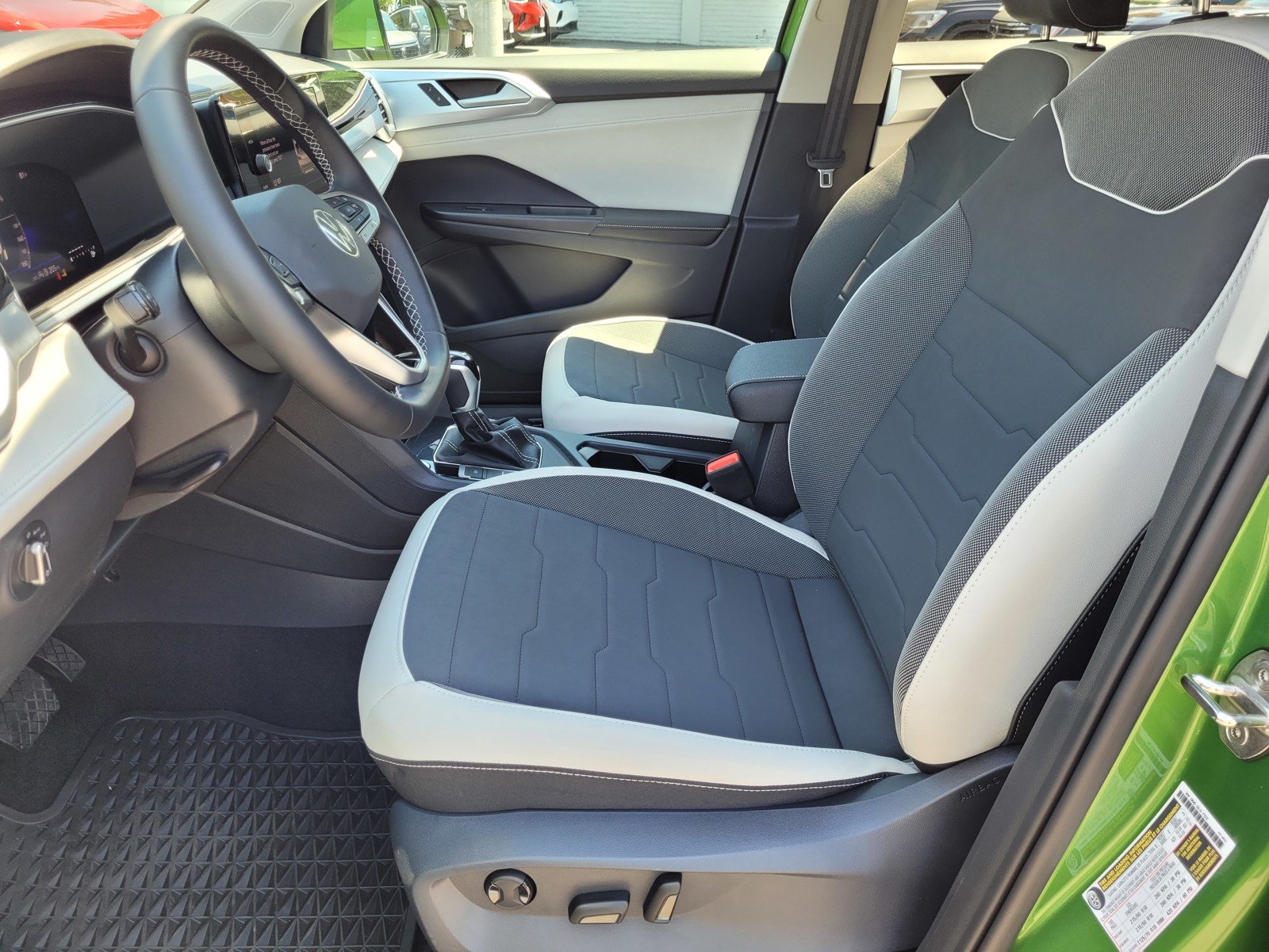 2025 Volkswagen Taos SE - Photo 8