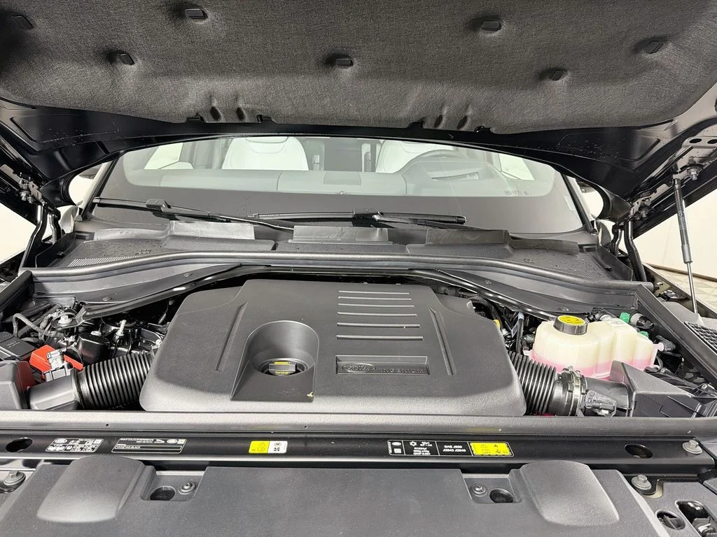 New 2027 Santorini Black Land Rover Dynamic SE image 32