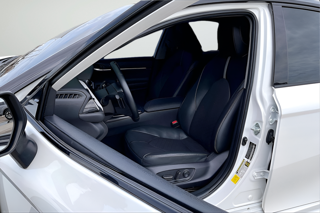 Used 2022 White Toyota XSE V6 image 18