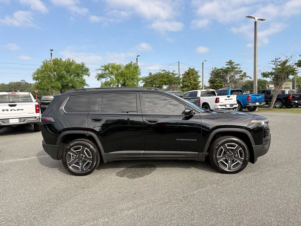 New 2026 Diamond Black Crystal Pearl-Coat Exterior Paint Jeep Laredo image 2