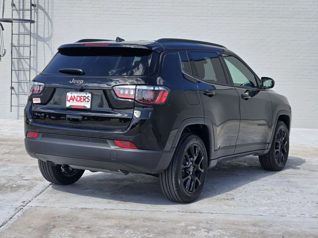 New 2026 Diamond Black Crystal Pearlcoat Jeep Latitude Altitude image 4