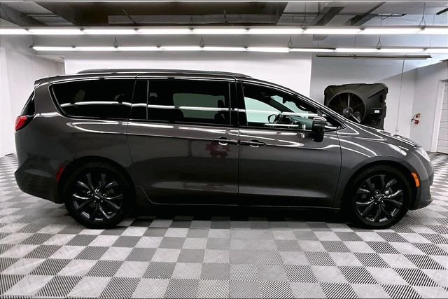 Used 2018 Granite Crystal Metallic Clearcoat Chrysler Limited image 15