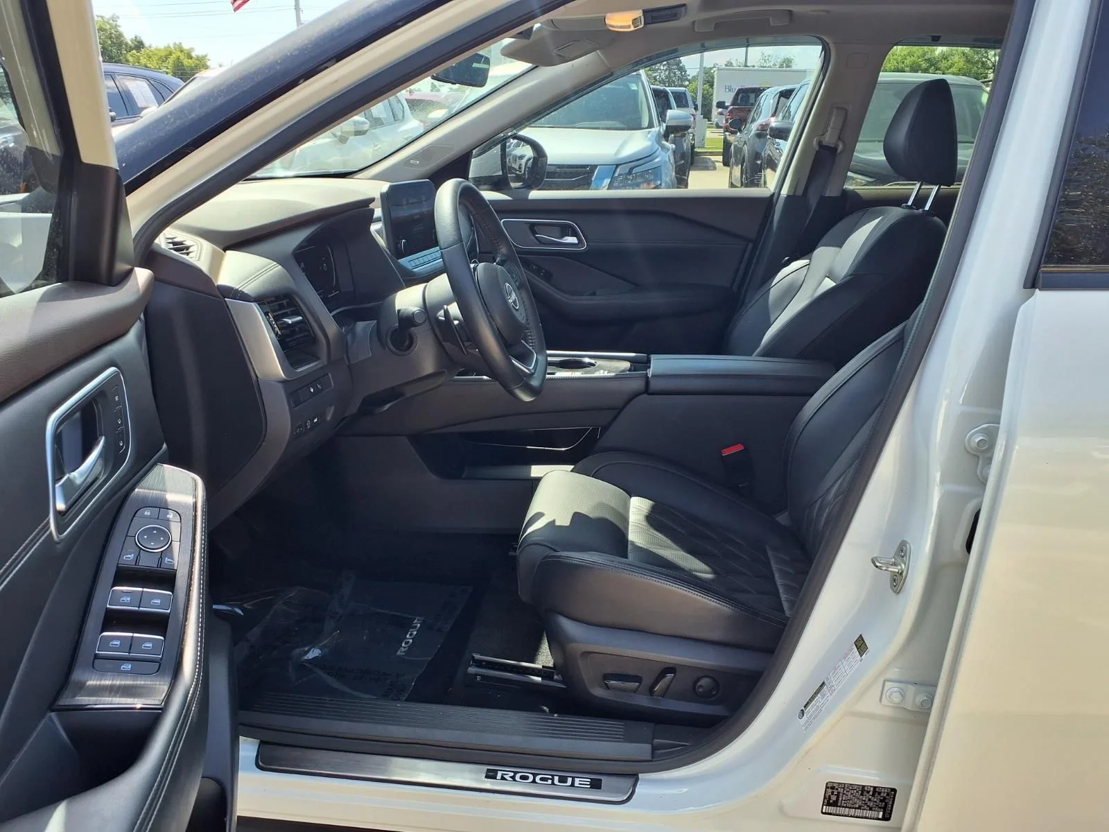 Used 2023 White Nissan Platinum image 10