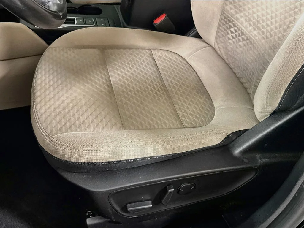 Used 2022 Black Ford SE image 24