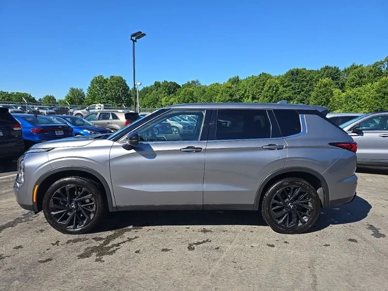 Used 2022  Mitsubishi SE image 4