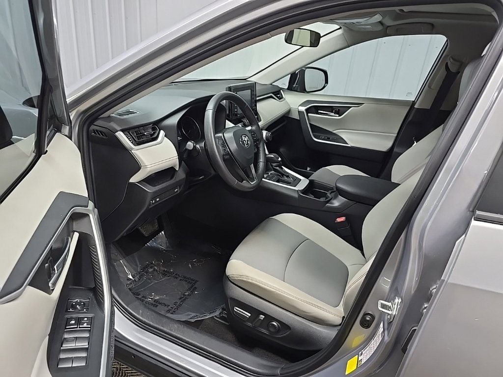 Used 2021 Silver Toyota XLE Premium image 29