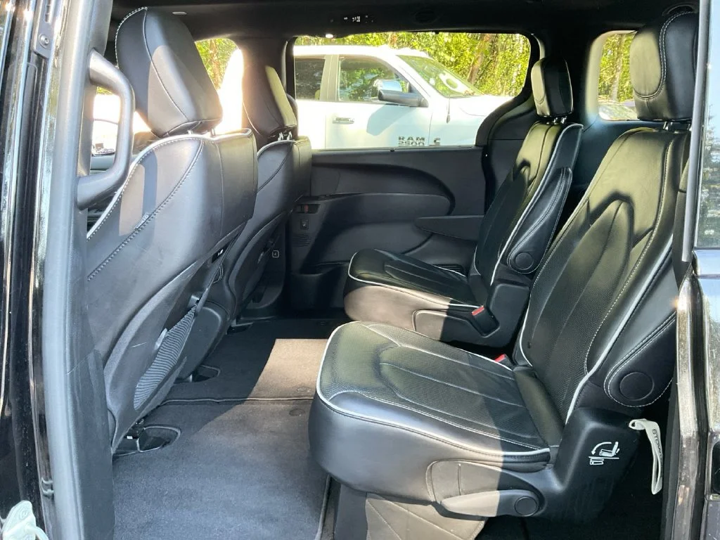Used 2025 Black Chrysler Limited image 31