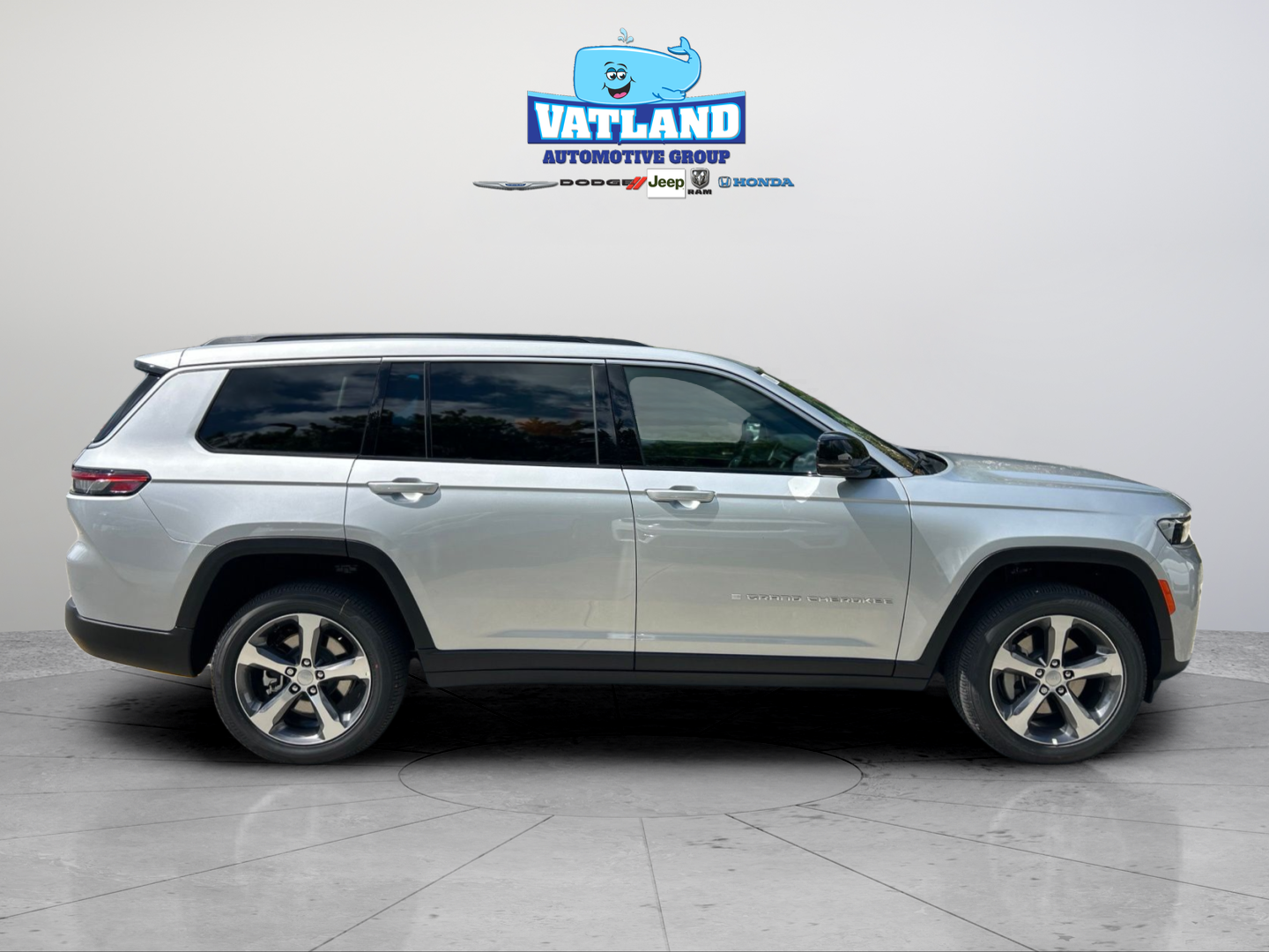 New 2026 Silver Zynith Exterior Paint Jeep Limited image 6