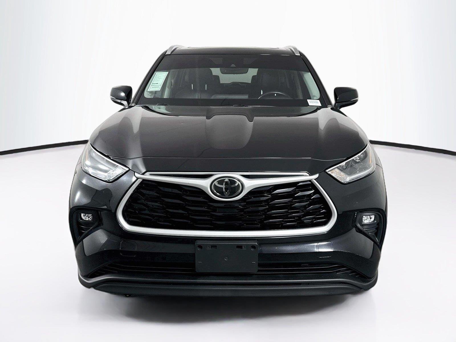 Used 2021 Midnight Black Metallic Toyota XLE image 8