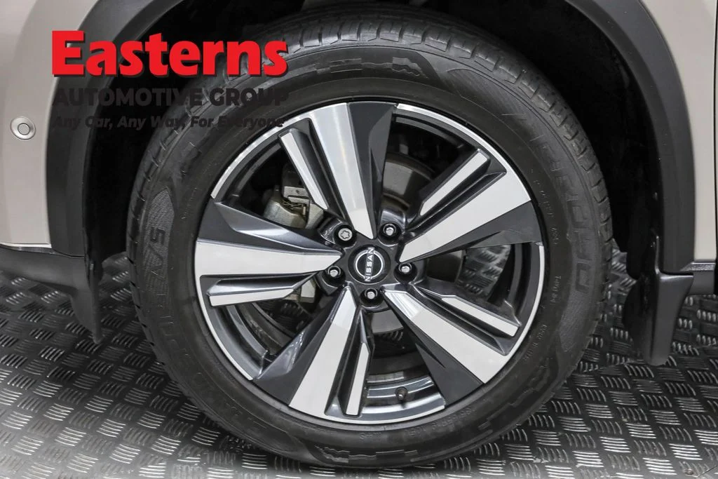 Used 2023 Silver Nissan SL image 32