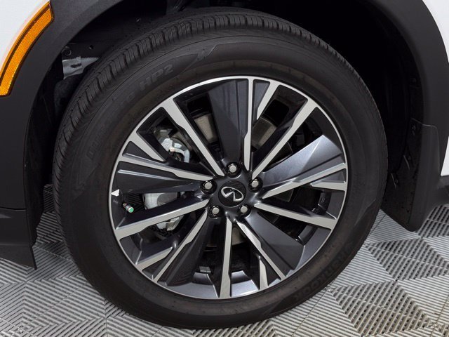 New 2026 RADIANT WHITE INFINITI Luxe FWD image 4