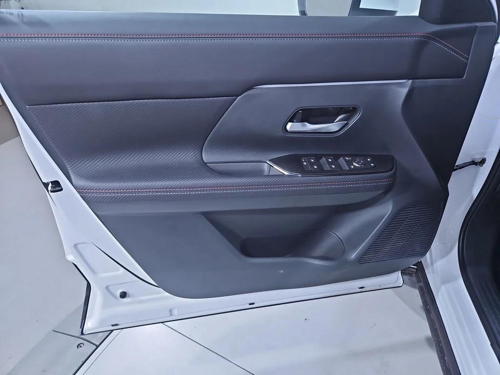 2025 Nissan Kicks SR AWD - Photo 10
