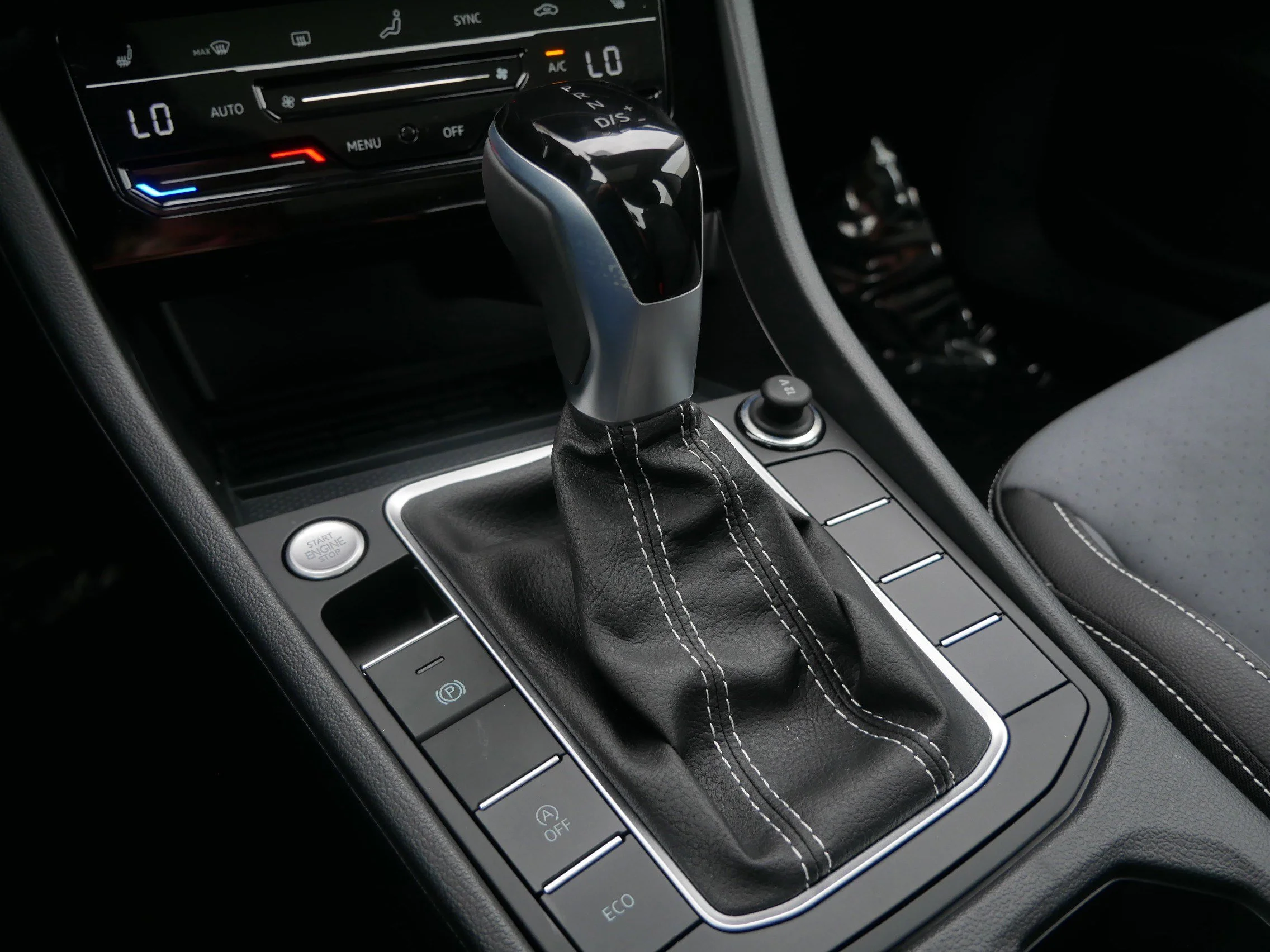 2025 Volkswagen Jetta SE - Photo 9