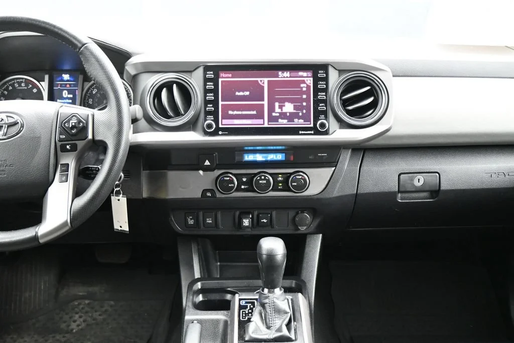 Used 2022 White Toyota SR5 image 18