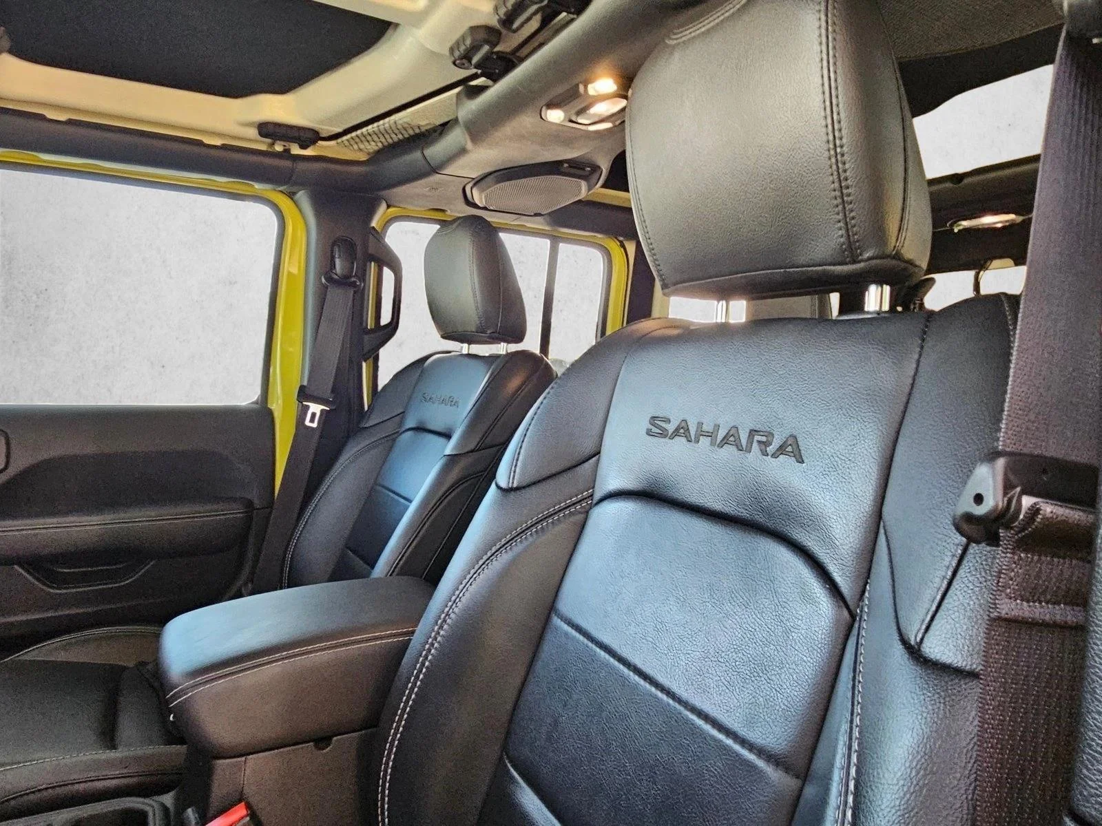 Used 2023 High Velocity Clearcoat Jeep Sahara image 14