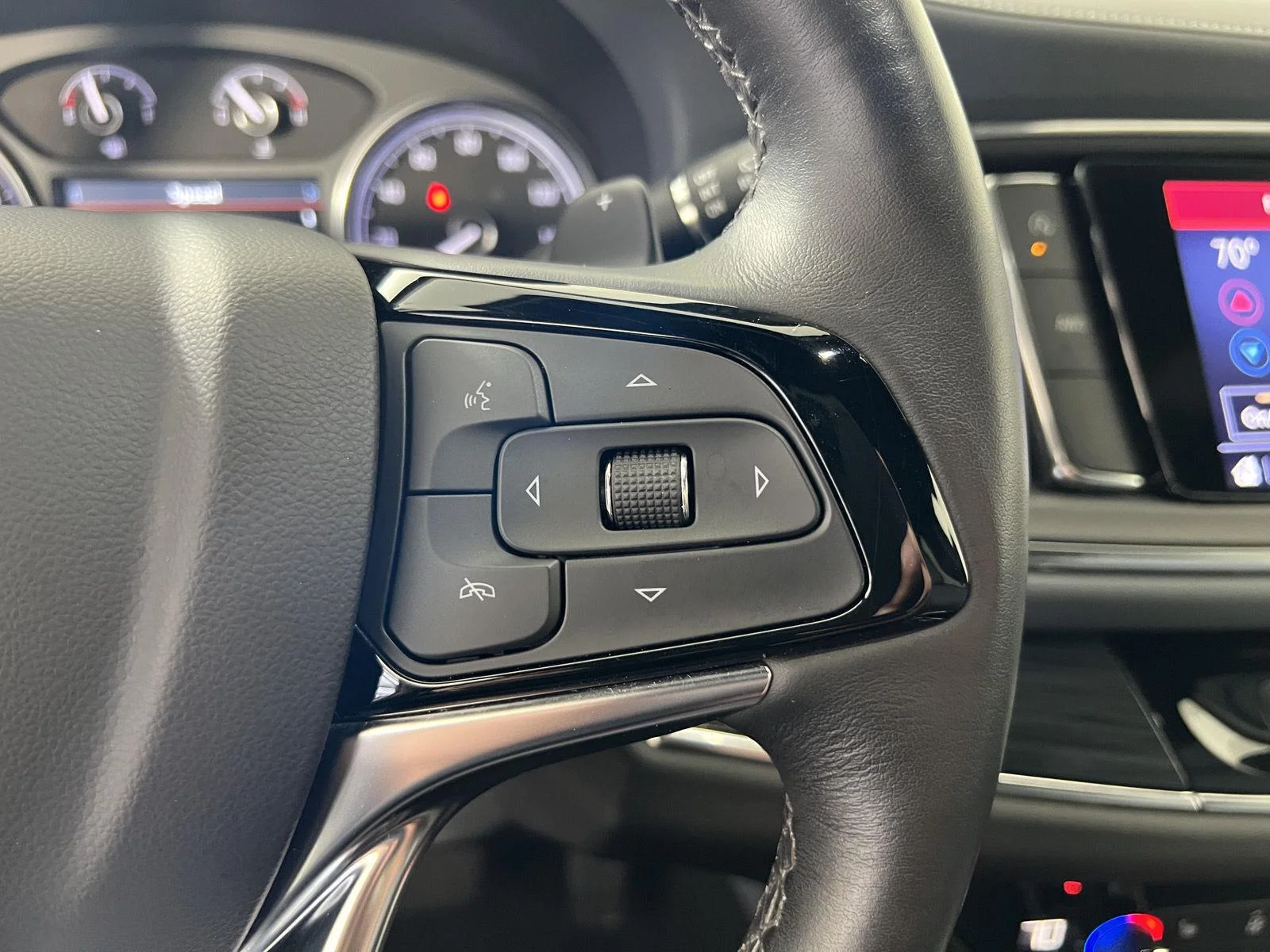 Used 2024 Summit White Buick Essence image 9