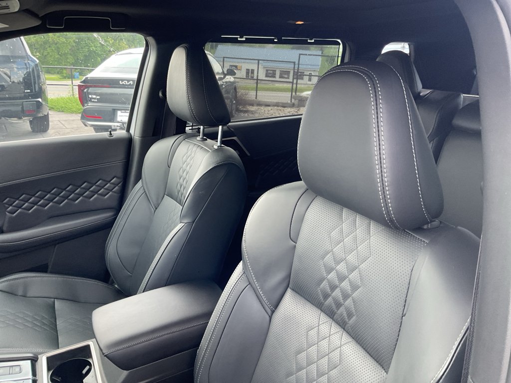 Used 2025 White Diamond Mitsubishi SEL Black Edition image 23