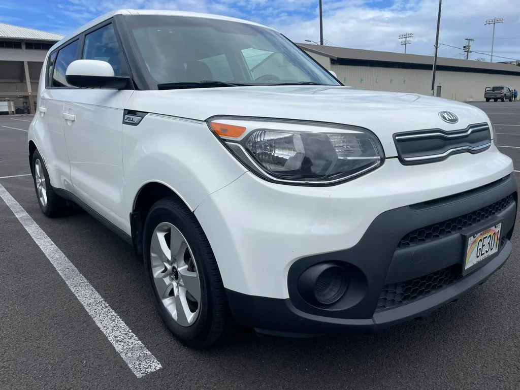 Used 2018 White Kia Base image 3