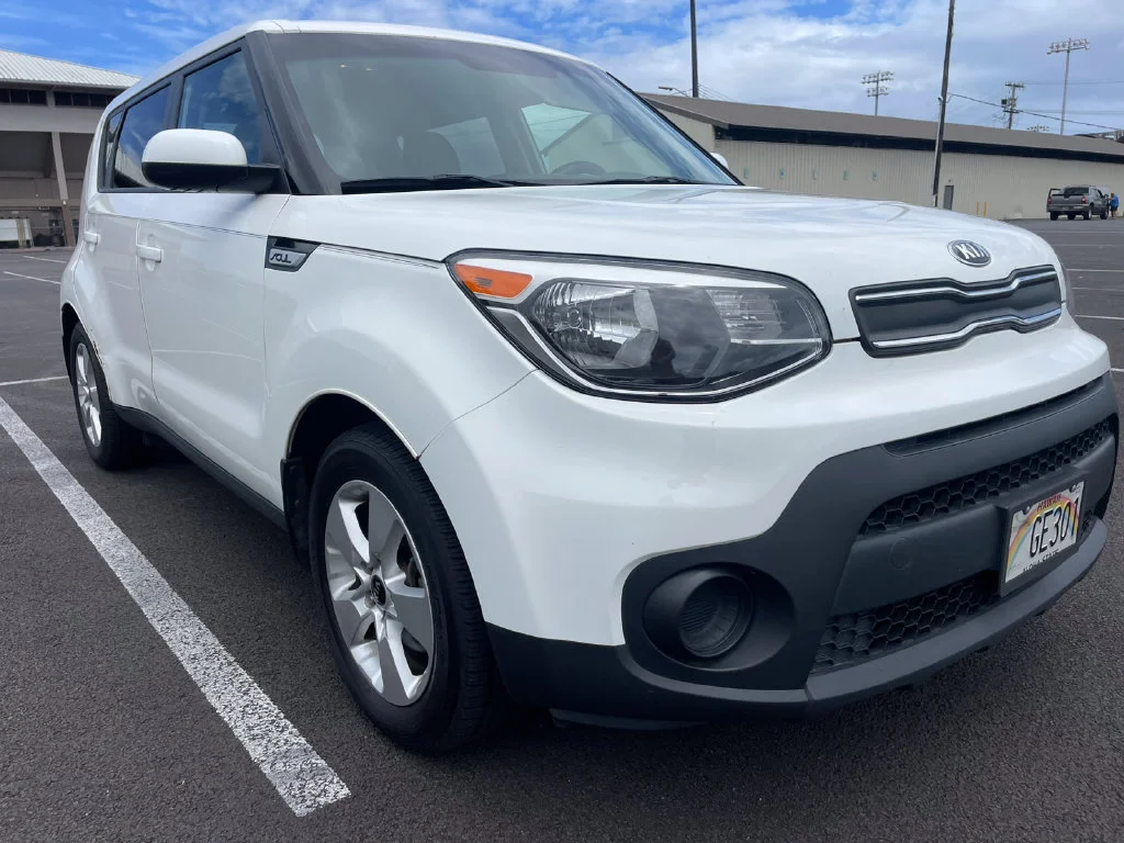 Used 2018 White Kia Base image 3
