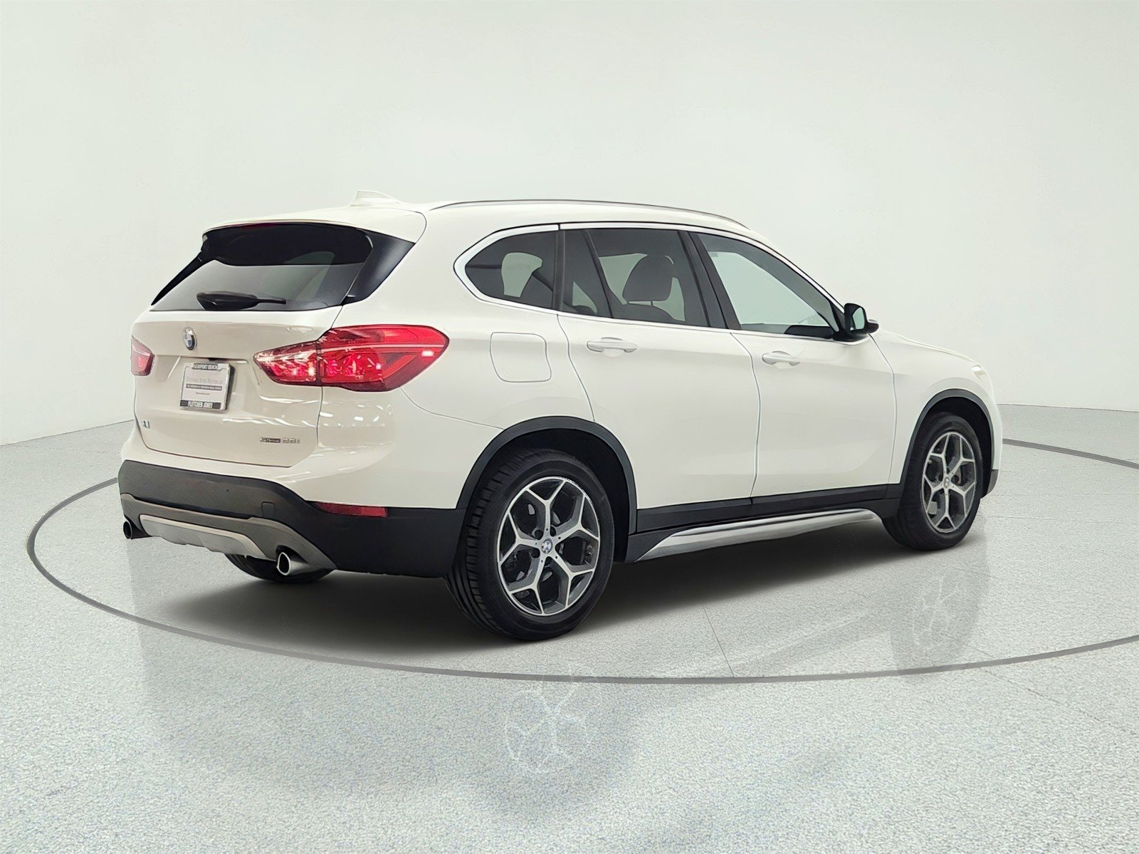 Used 2019 Alpine White BMW sDrive28i Sports Activity Vehicle image 5