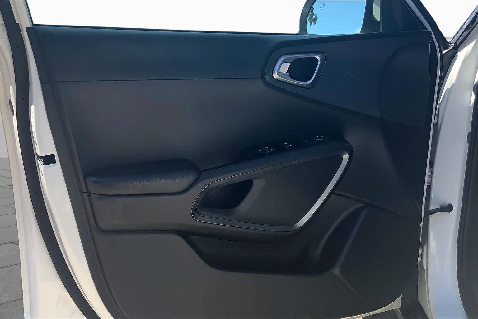 Used 2021 Snow White Pearl Kia S image 22